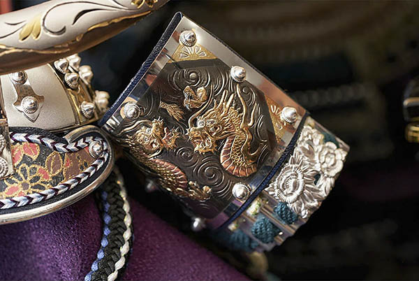 久月　 五月人形　上原玉鳳作 伊達政宗 兜 収納飾り 正絹 色々縅 久月監製　詳細画像