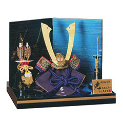 五月人形: 大越広孝作 兜 平飾り 正絹 紺糸肩樫鳥縅 久月監製 黒ブルー二曲屏風 【D-59】