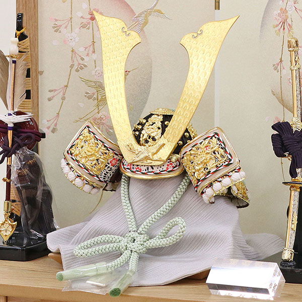 五月人形 久月 平安武久作 本金箔押 兜 収納飾り 正絹 白緑匂縅 久月監製 鶴に桜二曲屏風 タモ収納箱 詳細画像 久月 五月人形 平安武久作 本金箔押 兜 収納飾り 正絹 白緑匂縅 久月監製 鶴に桜二曲屏風 タモ収納箱 詳細画像