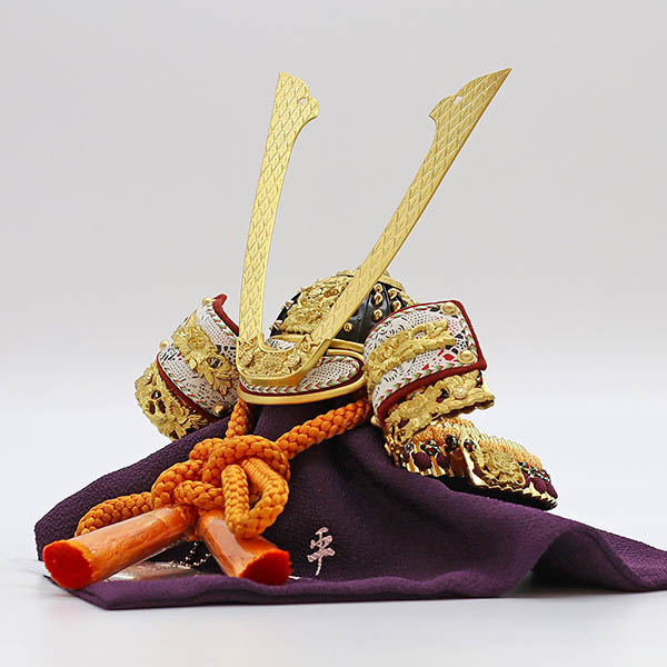 久月　 五月人形　平安一水作 兜 平飾り 本金箔押 正絹 裾裏緋縅 駿河古典蒔絵 久月監製 　詳細画像