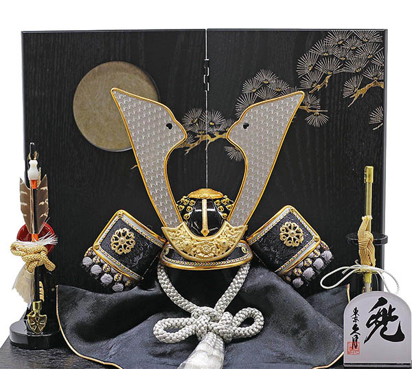五月人形 久月 久月 黒駒 黒裾濃威 兜 収納飾り 黒塗り木目 二曲屏風収納箱 詳細画像 久月 五月人形 久月 黒駒 黒裾濃威 兜 収納飾り 黒塗り木目 二曲屏風収納箱 詳細画像