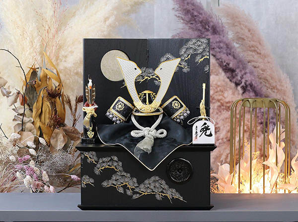 五月人形 久月 久月 黒駒 黒裾濃威 兜 収納飾り 黒塗り木目 二曲屏風収納箱 詳細画像 久月 五月人形 久月 黒駒 黒裾濃威 兜 収納飾り 黒塗り木目 二曲屏風収納箱 詳細画像