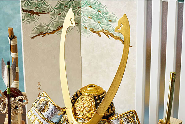 五月人形 久月 久月作 獅狛之兜 平飾り 正絹 水色匂縅 緑針松屏風 甲冑師 鈴木利光 詳細画像 久月 五月人形 久月作 獅狛之兜 平飾り 正絹 水色匂縅 緑針松屏風 甲冑師 鈴木利光 詳細画像