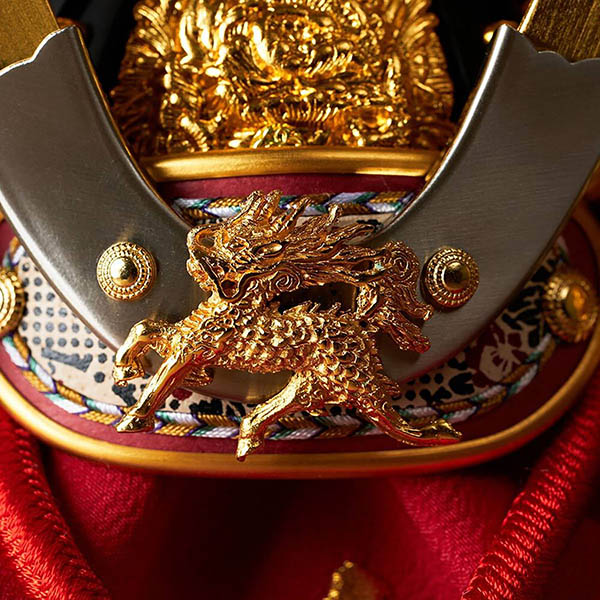 五月人形 久月 久月作 麒麟児之兜 収納飾り 正絹 朱糸縅 麒麟金物付き二曲屏風 甲冑師 鈴木利光 詳細画像 久月 五月人形 久月作 麒麟児之兜 収納飾り 正絹 朱糸縅 麒麟金物付き二曲屏風 甲冑師 鈴木利光 詳細画像