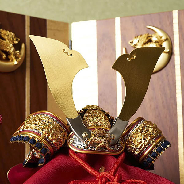 五月人形 久月 久月作 麒麟児之兜 収納飾り 正絹 朱糸縅 麒麟金物付き二曲屏風 甲冑師 鈴木利光 詳細画像 久月 五月人形 久月作 麒麟児之兜 収納飾り 正絹 朱糸縅 麒麟金物付き二曲屏風 甲冑師 鈴木利光 詳細画像