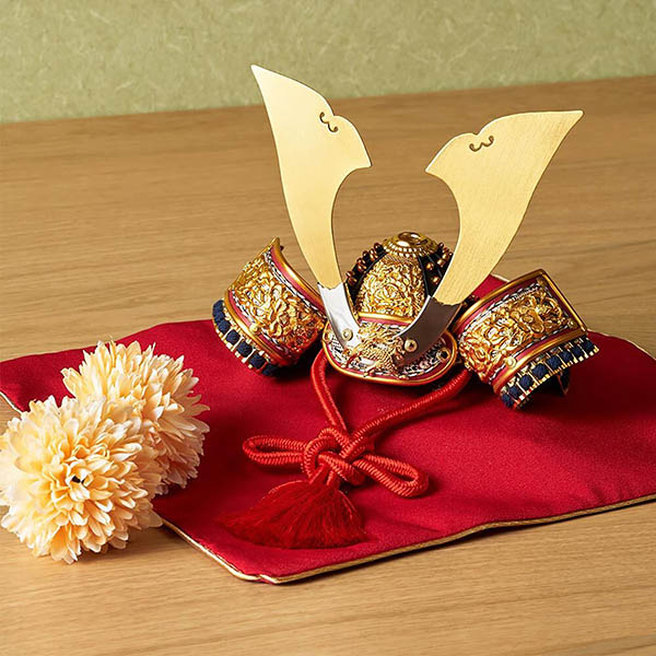 五月人形 久月 久月作 麒麟児之兜 収納飾り 正絹 朱糸縅 麒麟金物付き二曲屏風 甲冑師 鈴木利光 詳細画像 久月 五月人形 久月作 麒麟児之兜 収納飾り 正絹 朱糸縅 麒麟金物付き二曲屏風 甲冑師 鈴木利光 詳細画像