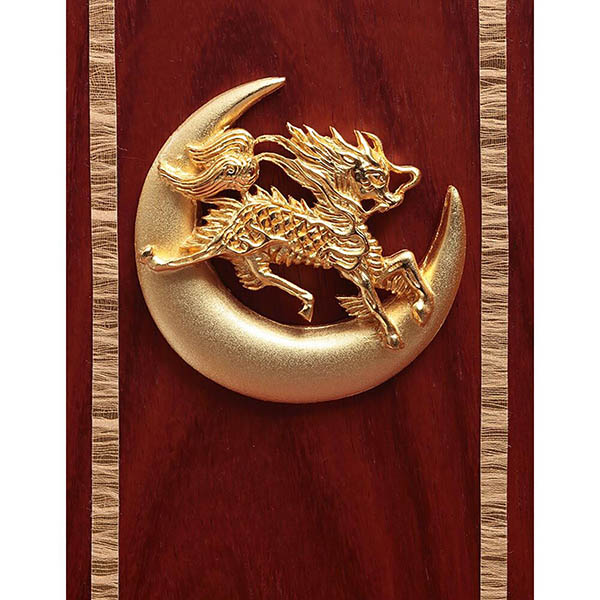 五月人形 久月 久月作 麒麟児之兜 収納飾り 正絹 朱糸縅 麒麟金物付き二曲屏風 甲冑師 鈴木利光 詳細画像 久月 五月人形 久月作 麒麟児之兜 収納飾り 正絹 朱糸縅 麒麟金物付き二曲屏風 甲冑師 鈴木利光 詳細画像