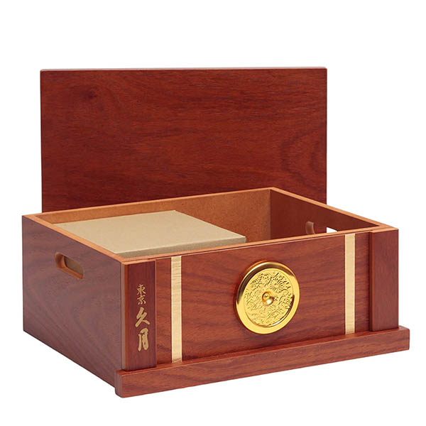 五月人形 久月 久月作 麒麟児之兜 収納飾り 正絹 朱糸縅 麒麟金物付き二曲屏風 甲冑師 鈴木利光 詳細画像 久月 五月人形 久月作 麒麟児之兜 収納飾り 正絹 朱糸縅 麒麟金物付き二曲屏風 甲冑師 鈴木利光 詳細画像