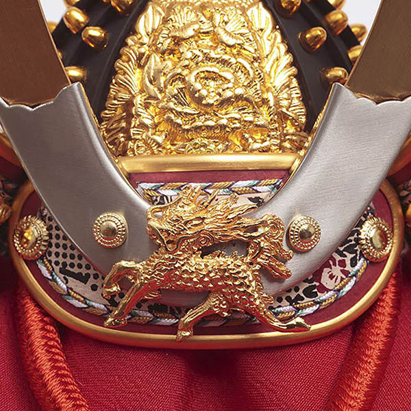 五月人形 久月 久月作 麒麟児之兜 収納飾り 正絹 朱糸縅 麒麟金物付き二曲屏風 甲冑師 鈴木利光 詳細画像 久月 五月人形 久月作 麒麟児之兜 収納飾り 正絹 朱糸縅 麒麟金物付き二曲屏風 甲冑師 鈴木利光 詳細画像