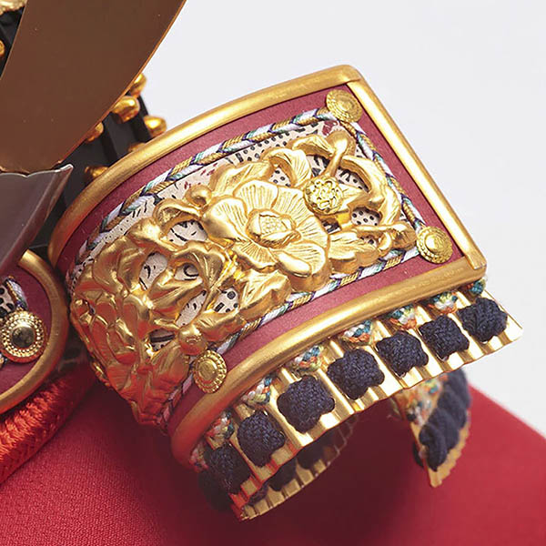 五月人形 久月 久月作 麒麟児之兜 収納飾り 正絹 朱糸縅 麒麟金物付き二曲屏風 甲冑師 鈴木利光 詳細画像 久月 五月人形 久月作 麒麟児之兜 収納飾り 正絹 朱糸縅 麒麟金物付き二曲屏風 甲冑師 鈴木利光 詳細画像