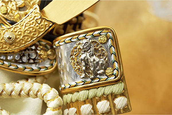 五月人形 久月 久月作 獅狛之兜 収納飾り 正絹 萌黄匂縅 銀松二曲 甲冑師 鈴木利光 詳細画像 久月 五月人形 久月作 獅狛之兜 収納飾り 正絹 萌黄匂縅 銀松二曲 甲冑師 鈴木利光 詳細画像