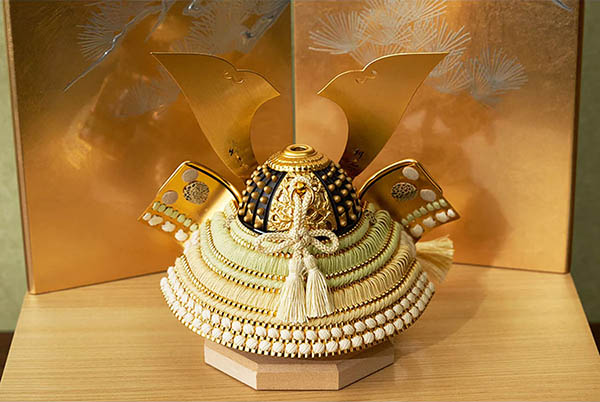 五月人形 久月 久月作 獅狛之兜 収納飾り 正絹 萌黄匂縅 銀松二曲 甲冑師 鈴木利光 詳細画像 久月 五月人形 久月作 獅狛之兜 収納飾り 正絹 萌黄匂縅 銀松二曲 甲冑師 鈴木利光 詳細画像