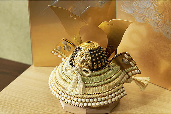 五月人形 久月 久月作 獅狛之兜 収納飾り 正絹 萌黄匂縅 銀松二曲 甲冑師 鈴木利光 詳細画像 久月 五月人形 久月作 獅狛之兜 収納飾り 正絹 萌黄匂縅 銀松二曲 甲冑師 鈴木利光 詳細画像