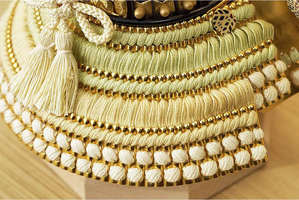 五月人形 久月 久月作 獅狛之兜 収納飾り 正絹 萌黄匂縅 銀松二曲 甲冑師 鈴木利光 詳細画像 久月 五月人形 久月作 獅狛之兜 収納飾り 正絹 萌黄匂縅 銀松二曲 甲冑師 鈴木利光 詳細画像