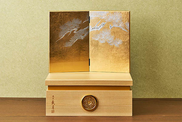 五月人形 久月 久月作 獅狛之兜 収納飾り 正絹 萌黄匂縅 銀松二曲 甲冑師 鈴木利光 詳細画像 久月 五月人形 久月作 獅狛之兜 収納飾り 正絹 萌黄匂縅 銀松二曲 甲冑師 鈴木利光 詳細画像