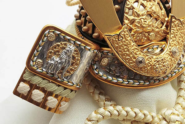 五月人形 久月 久月作 獅狛之兜 収納飾り 正絹 萌黄匂縅 銀松二曲 甲冑師 鈴木利光 詳細画像 久月 五月人形 久月作 獅狛之兜 収納飾り 正絹 萌黄匂縅 銀松二曲 甲冑師 鈴木利光 詳細画像