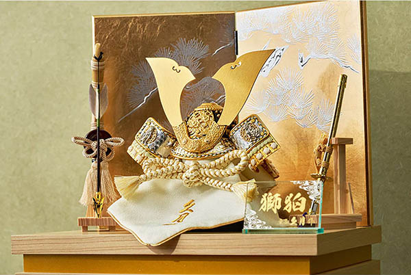 五月人形 久月 久月作 獅狛之兜 収納飾り 正絹 萌黄匂縅 銀松二曲 甲冑師 鈴木利光 詳細画像 久月 五月人形 久月作 獅狛之兜 収納飾り 正絹 萌黄匂縅 銀松二曲 甲冑師 鈴木利光 詳細画像