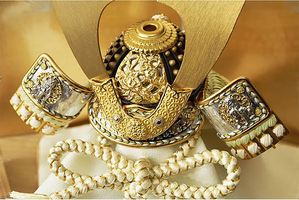 五月人形 久月 久月作 獅狛之兜 収納飾り 正絹 萌黄匂縅 銀松二曲 甲冑師 鈴木利光 詳細画像 久月 五月人形 久月作 獅狛之兜 収納飾り 正絹 萌黄匂縅 銀松二曲 甲冑師 鈴木利光 詳細画像