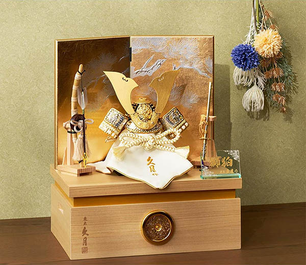 五月人形 久月 久月作 獅狛之兜 収納飾り 正絹 萌黄匂縅 銀松二曲 甲冑師 鈴木利光 詳細画像 久月 五月人形 久月作 獅狛之兜 収納飾り 正絹 萌黄匂縅 銀松二曲 甲冑師 鈴木利光 詳細画像