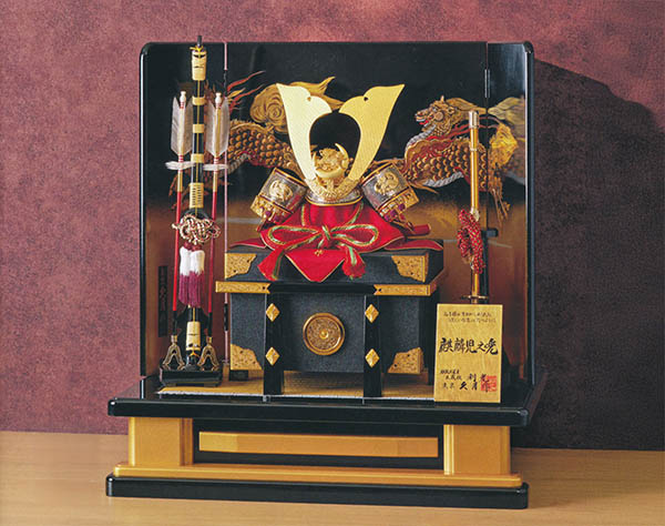 五月人形 久月 久月作 麒麟児之兜 高床台飾り 正絹朱糸縅 駿河古典蒔絵 甲冑師 鈴木利光 詳細画像 久月 五月人形 久月作 麒麟児之兜 高床台飾り 正絹朱糸縅 駿河古典蒔絵 甲冑師 鈴木利光 詳細画像