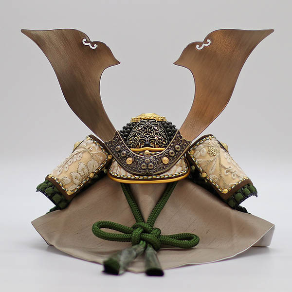 久月　 五月人形　kyugetsu tokyo closs 兜 収納飾り 真朱縅 刺繍（吹き返し）　詳細画像