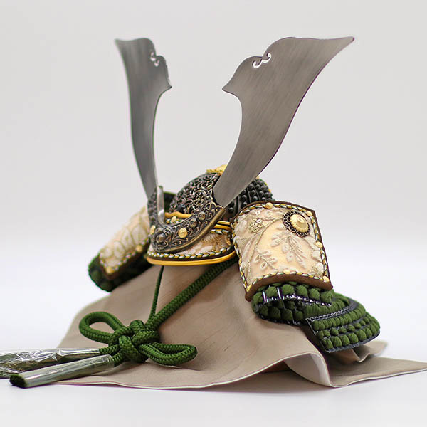 久月　 五月人形　kyugetsu tokyo closs 兜 収納飾り 真朱縅 刺繍（吹き返し）　詳細画像
