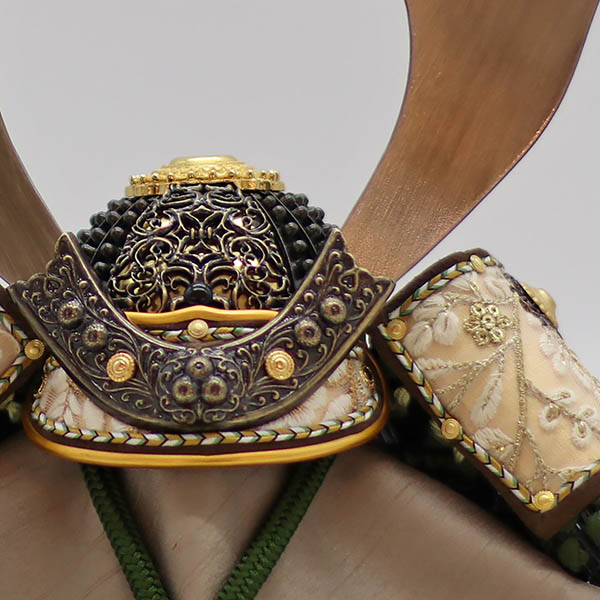 久月　 五月人形　kyugetsu tokyo closs 兜 収納飾り 真朱縅 刺繍（吹き返し）　詳細画像