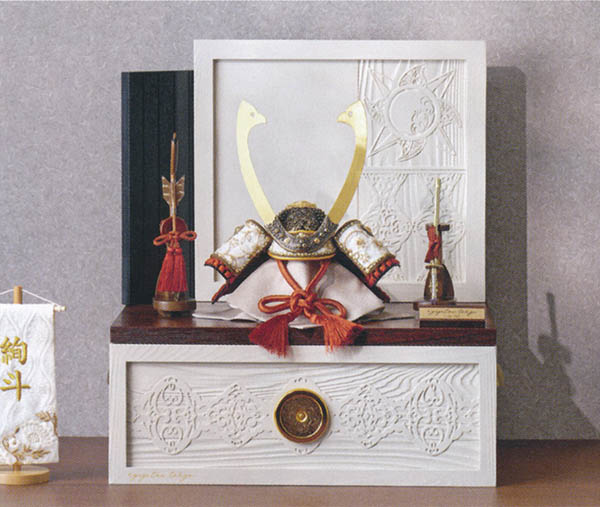 久月　 五月人形　kyugetsu tokyo closs 兜 収納飾り 真朱縅 刺繍（吹き返し）　詳細画像