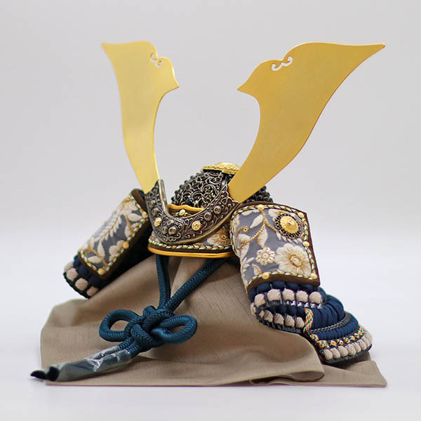 久月　 五月人形　kyugetsu tokyo closs 兜 収納飾り 紺糸縅 刺繍（吹き返し）　詳細画像