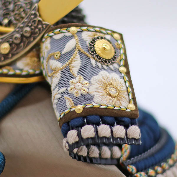 久月　 五月人形　kyugetsu tokyo closs 兜 収納飾り 紺糸縅 刺繍（吹き返し）　詳細画像