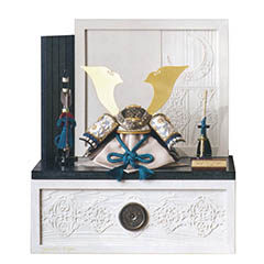 五月人形: kyugetsu tokyo closs 兜 収納飾り 紺糸縅 刺繍（吹き返し） 【D-23】