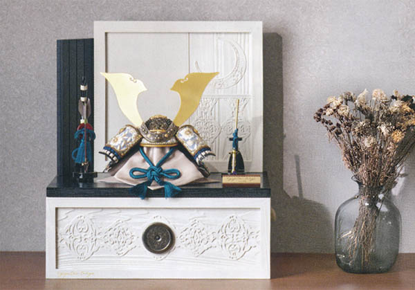 久月　 五月人形　kyugetsu tokyo closs 兜 収納飾り 紺糸縅 刺繍（吹き返し）　詳細画像