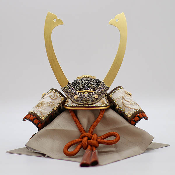 久月　 五月人形　kyugetsu tokyo closs 兜 収納飾り 萌黄縅 刺繍（吹き返し）　詳細画像