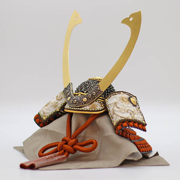 久月　 五月人形　kyugetsu tokyo closs 兜 収納飾り 萌黄縅 刺繍（吹き返し）　詳細画像