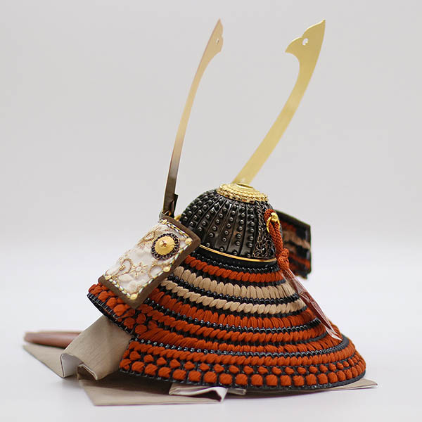 久月　 五月人形　kyugetsu tokyo closs 兜 収納飾り 萌黄縅 刺繍（吹き返し）　詳細画像