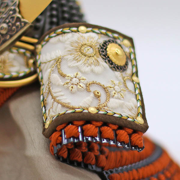 久月　 五月人形　kyugetsu tokyo closs 兜 収納飾り 萌黄縅 刺繍（吹き返し）　詳細画像