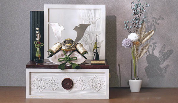 久月　 五月人形　kyugetsu tokyo closs 兜 収納飾り 萌黄縅 刺繍（吹き返し）　詳細画像