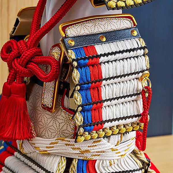 久月　 五月人形　久月 奉納鎧 平飾り 正絹 白糸褄取縅　詳細画像