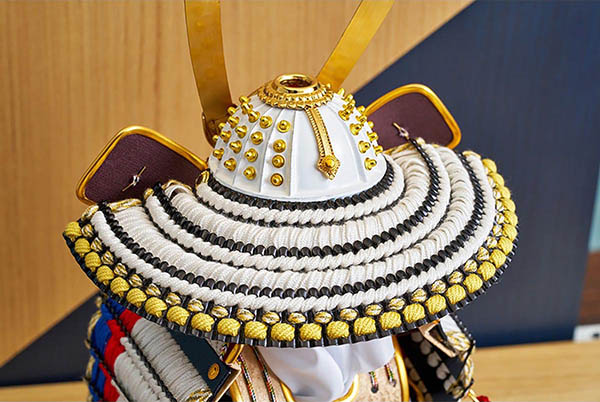 久月　 五月人形　久月 奉納鎧 平飾り 正絹 白糸褄取縅　詳細画像