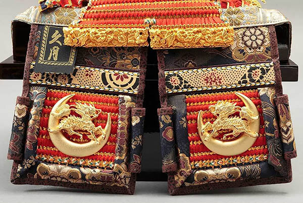 五月人形 久月 久月作 麒麟児大鎧 収納飾り 正絹 朱糸縅 駿河古典蒔絵 春慶塗り 甲冑師 鈴木利光 詳細画像 久月 五月人形 久月作 麒麟児大鎧 収納飾り 正絹 朱糸縅 駿河古典蒔絵 春慶塗り 甲冑師 鈴木利光 詳細画像