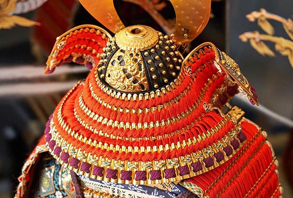 五月人形 久月 久月作 麒麟児大鎧 高床台飾り 正絹 朱糸縅 麒麟児二曲屏風 甲冑師 鈴木利光 詳細画像 久月 五月人形 久月作 麒麟児大鎧 高床台飾り 正絹 朱糸縅 麒麟児二曲屏風 甲冑師 鈴木利光 詳細画像