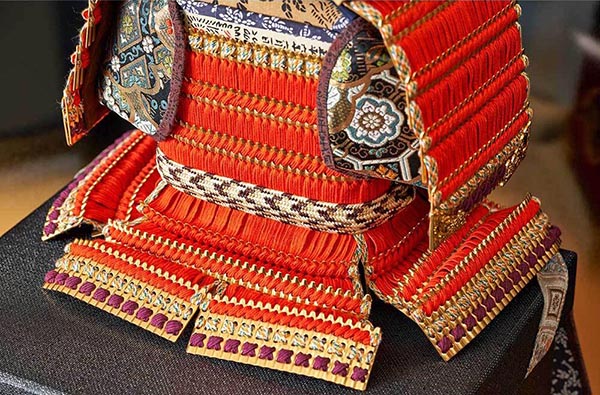 五月人形 久月 久月作 麒麟児大鎧 高床台飾り 正絹 朱糸縅 麒麟児二曲屏風 甲冑師 鈴木利光 詳細画像 久月 五月人形 久月作 麒麟児大鎧 高床台飾り 正絹 朱糸縅 麒麟児二曲屏風 甲冑師 鈴木利光 詳細画像