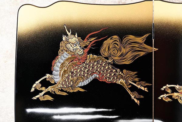 五月人形 久月 久月作 麒麟児大鎧 高床台飾り 正絹 朱糸縅 麒麟児二曲屏風 甲冑師 鈴木利光 詳細画像 久月 五月人形 久月作 麒麟児大鎧 高床台飾り 正絹 朱糸縅 麒麟児二曲屏風 甲冑師 鈴木利光 詳細画像