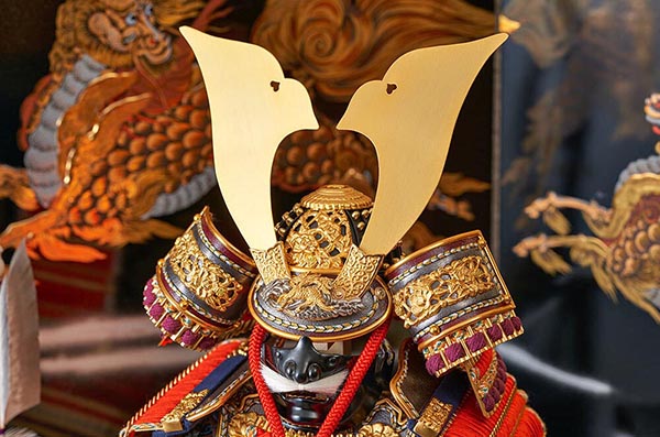 五月人形 久月 久月作 麒麟児大鎧 高床台飾り 正絹 朱糸縅 麒麟児二曲屏風 甲冑師 鈴木利光 詳細画像 久月 五月人形 久月作 麒麟児大鎧 高床台飾り 正絹 朱糸縅 麒麟児二曲屏風 甲冑師 鈴木利光 詳細画像