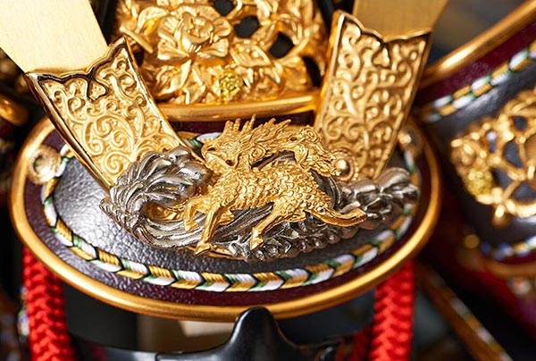 五月人形 久月 久月作 麒麟児大鎧 高床台飾り 正絹 朱糸縅 麒麟児二曲屏風 甲冑師 鈴木利光 詳細画像 久月 五月人形 久月作 麒麟児大鎧 高床台飾り 正絹 朱糸縅 麒麟児二曲屏風 甲冑師 鈴木利光 詳細画像