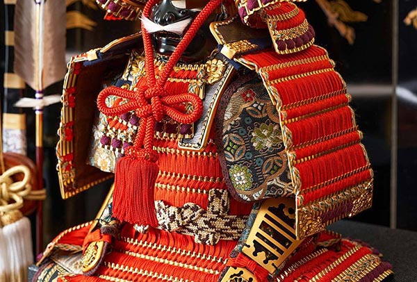 五月人形 久月 久月作 麒麟児大鎧 高床台飾り 正絹 朱糸縅 麒麟児二曲屏風 甲冑師 鈴木利光 詳細画像 久月 五月人形 久月作 麒麟児大鎧 高床台飾り 正絹 朱糸縅 麒麟児二曲屏風 甲冑師 鈴木利光 詳細画像