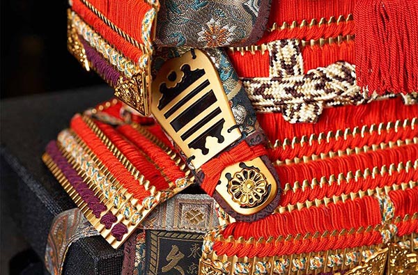 五月人形 久月 久月作 麒麟児大鎧 高床台飾り 正絹 朱糸縅 麒麟児二曲屏風 甲冑師 鈴木利光 詳細画像 久月 五月人形 久月作 麒麟児大鎧 高床台飾り 正絹 朱糸縅 麒麟児二曲屏風 甲冑師 鈴木利光 詳細画像