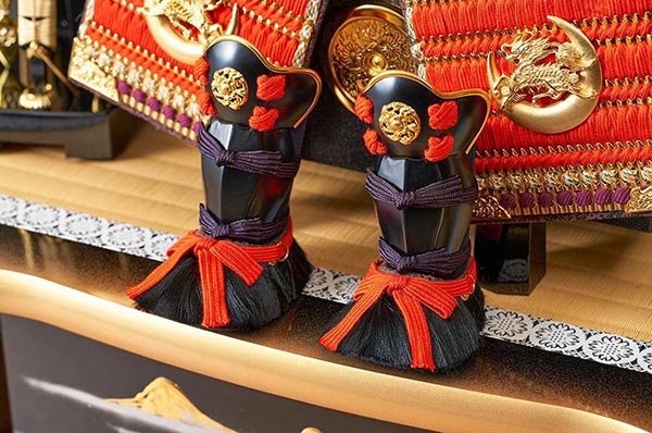 五月人形 久月 久月作 麒麟児大鎧 高床台飾り 正絹 朱糸縅 麒麟児二曲屏風 甲冑師 鈴木利光 詳細画像 久月 五月人形 久月作 麒麟児大鎧 高床台飾り 正絹 朱糸縅 麒麟児二曲屏風 甲冑師 鈴木利光 詳細画像