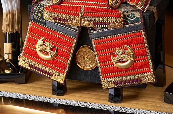 五月人形 久月 久月作 麒麟児大鎧 高床台飾り 正絹 朱糸縅 麒麟児二曲屏風 甲冑師 鈴木利光 詳細画像 久月 五月人形 久月作 麒麟児大鎧 高床台飾り 正絹 朱糸縅 麒麟児二曲屏風 甲冑師 鈴木利光 詳細画像