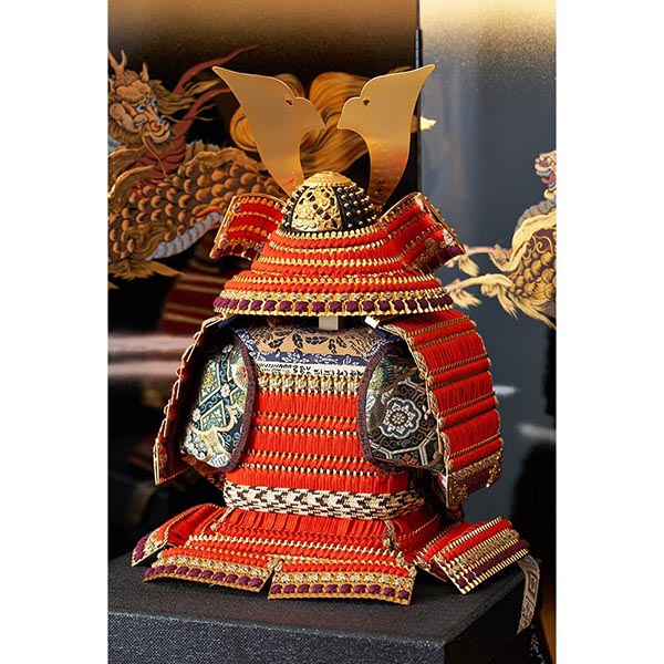 五月人形 久月 久月作 麒麟児大鎧 高床台飾り 正絹 朱糸縅 麒麟児二曲屏風 甲冑師 鈴木利光 詳細画像 久月 五月人形 久月作 麒麟児大鎧 高床台飾り 正絹 朱糸縅 麒麟児二曲屏風 甲冑師 鈴木利光 詳細画像